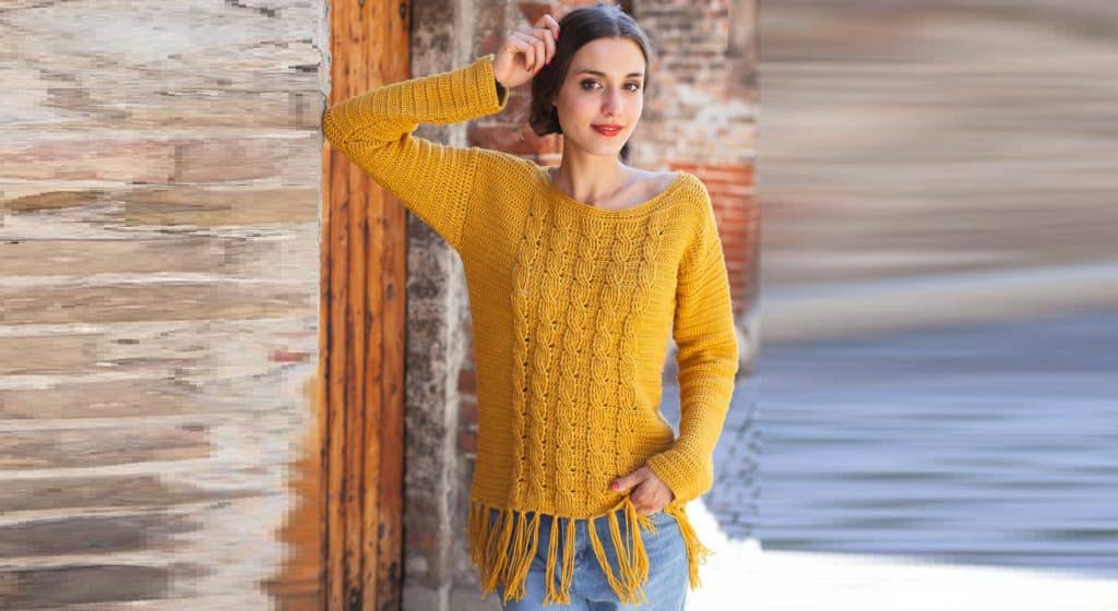 Желтый пуловер крючком с узором из кос
