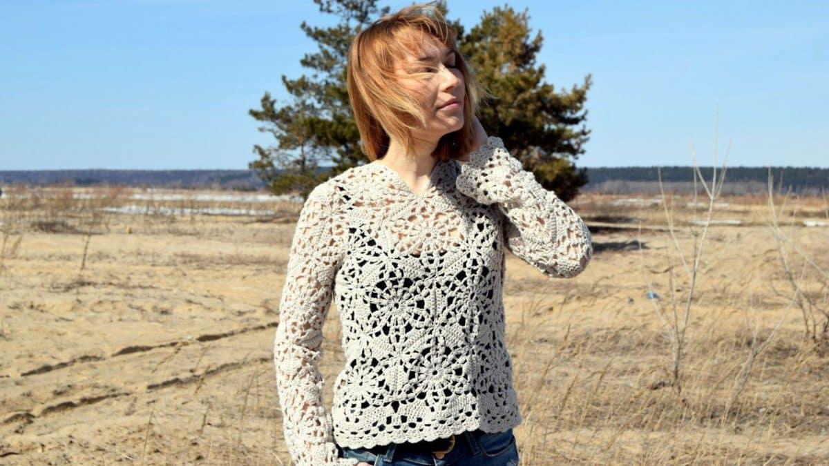 Ажурный джемпер из мотивов.