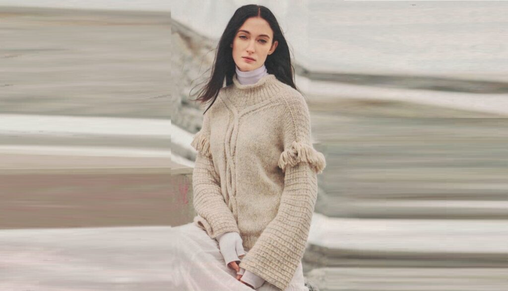 Вязаный пуловер с бахромой на рукавах