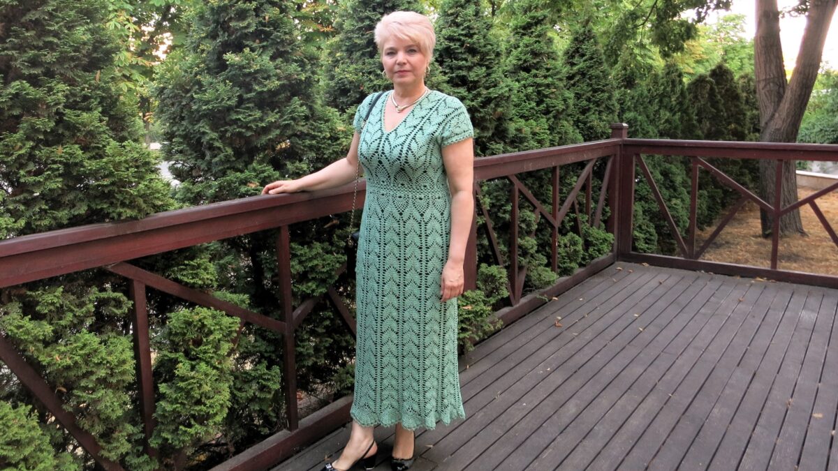 Ажурное платье крючком «Зеленые веточки»