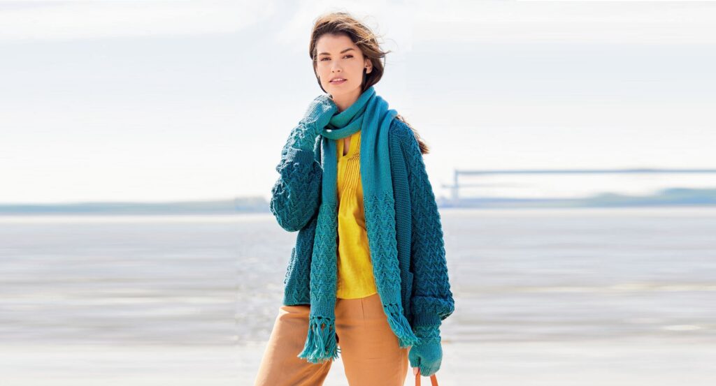 Изумрудный кардиган шарф с бахромой и митенки