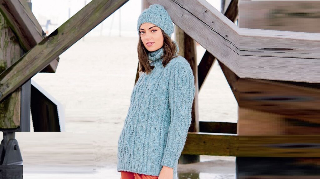 Пуловер с воротником гольф и шапка с отворотом