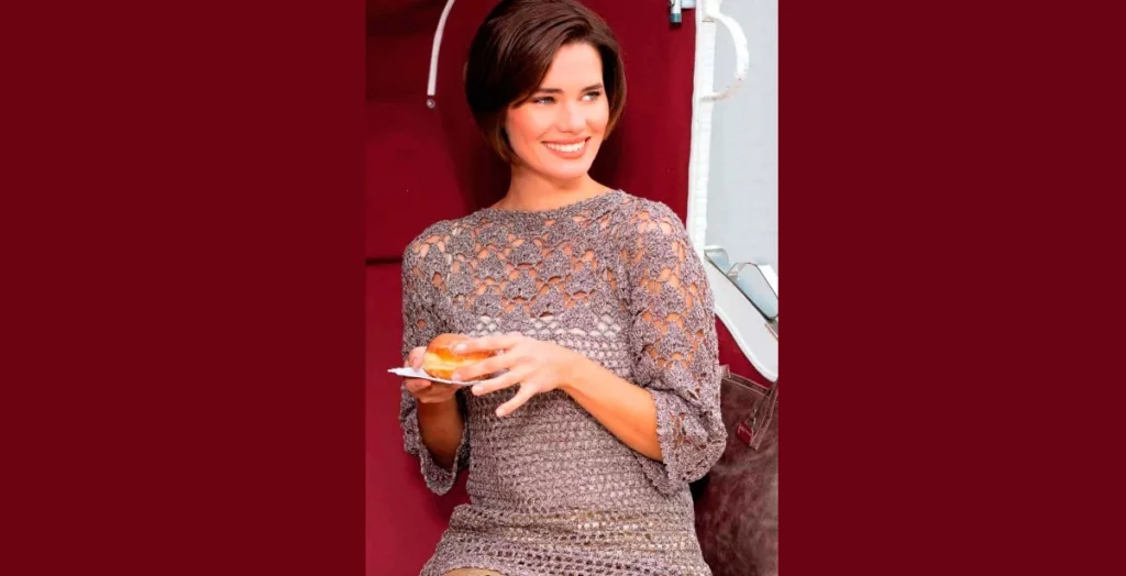 Нарядный пуловер с кружевной кокеткой