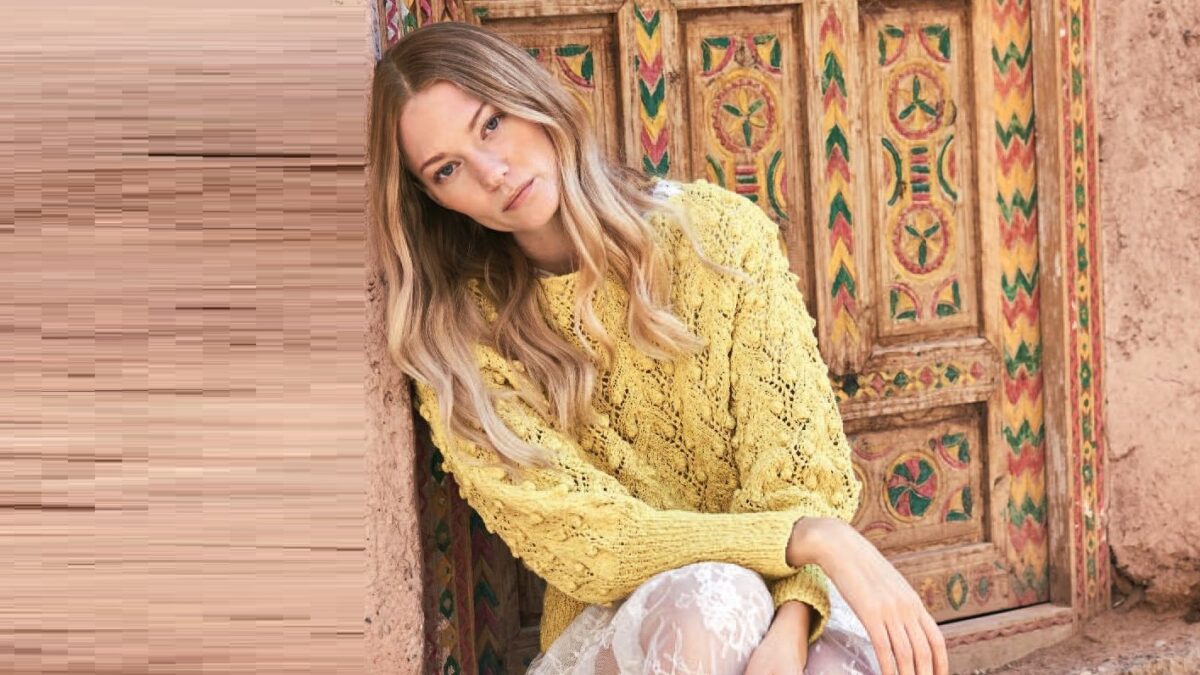 Ажурный желтый пуловер с узором из шишечек