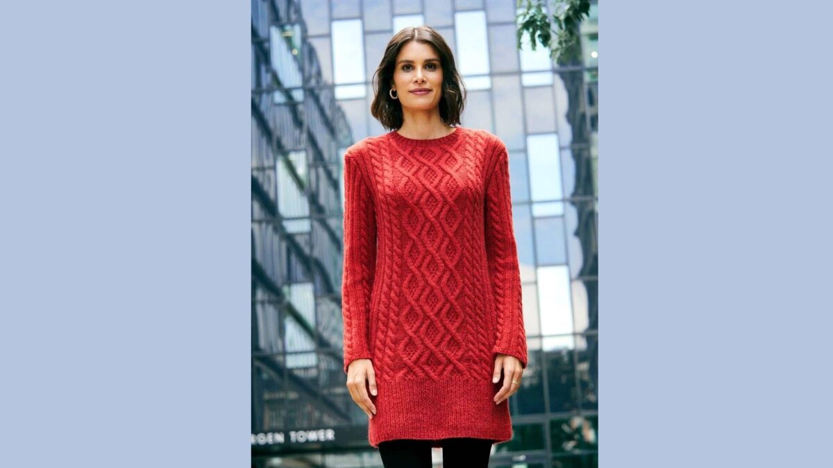 Длинный вязаный пуловер с аранами и «косами»