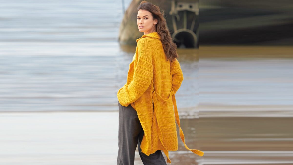 Длинный жакет оверсайз с отложным воротником.