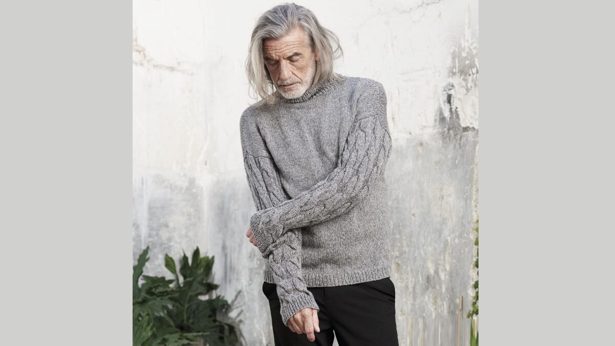 Мужской пуловер с узором из «кос» на рукавах