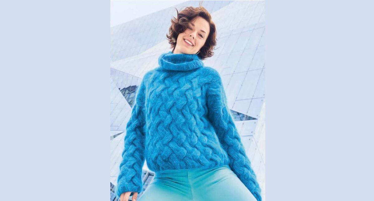 Бирюзовый пуловер плетеным узором