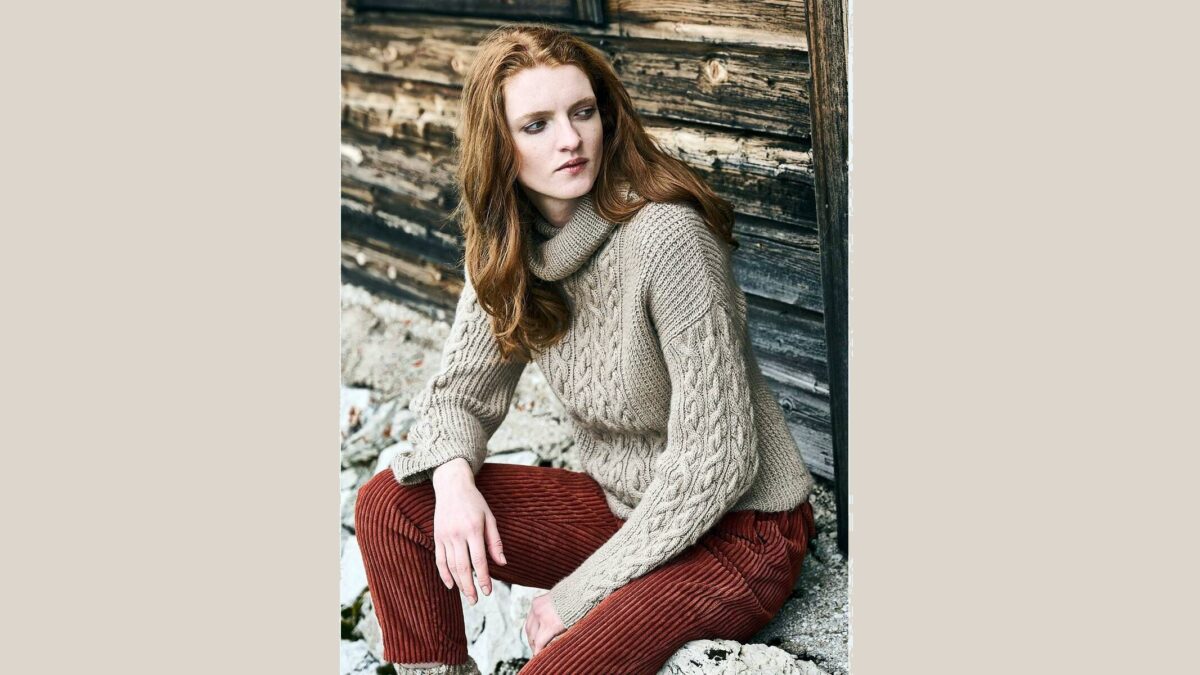 Бежевый свитер в резинку с косами