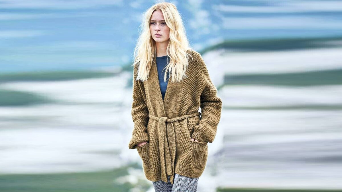 Кардиган с поясом и карманами цвета нуги