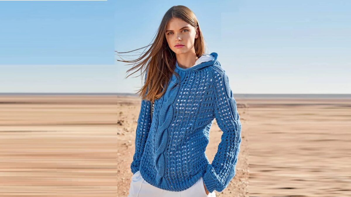 Синий пуловер реглан с косами и сетчатым узором