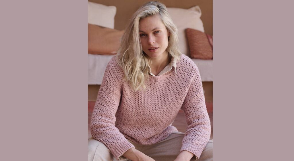 Розовый ажурный пуловер сквозным узором