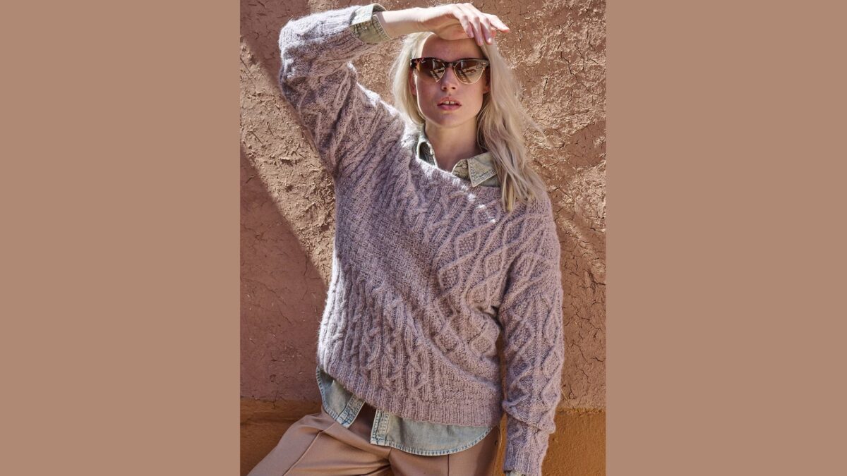 Розовый вязаный пуловер с миксом узоров