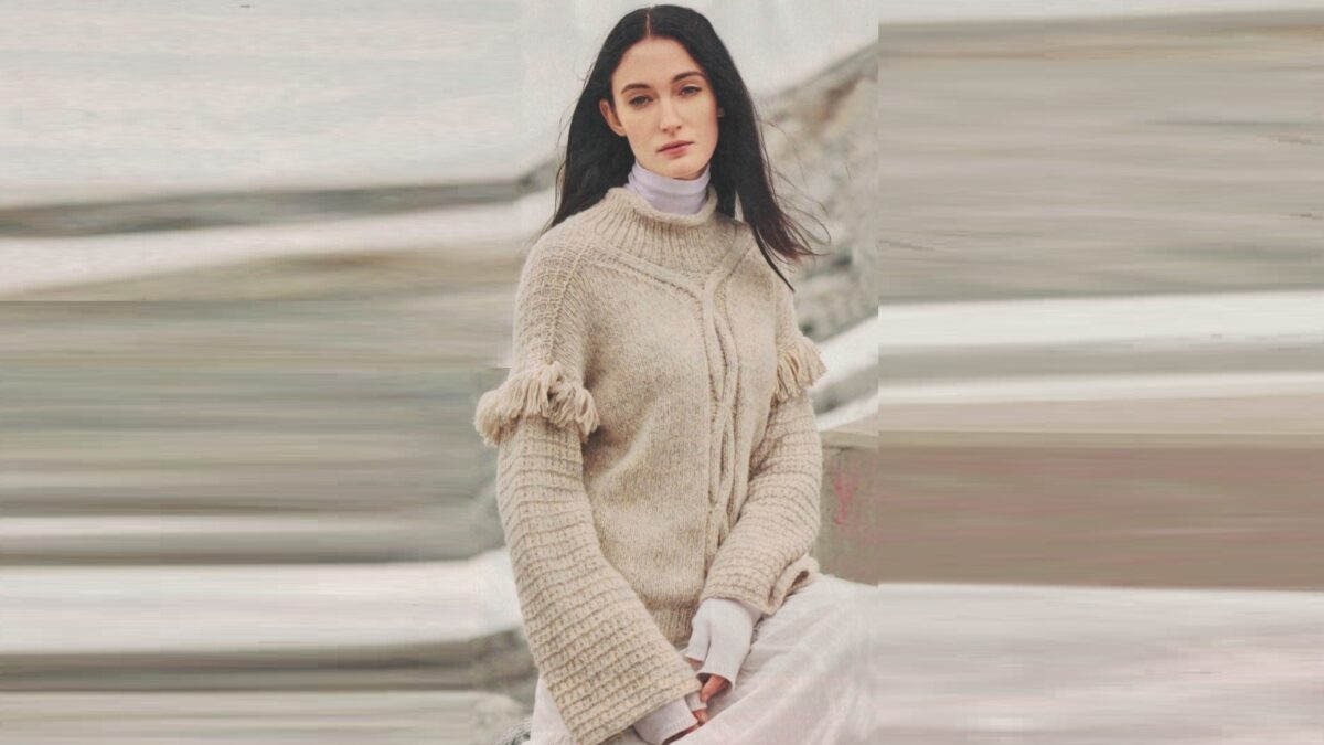 Вязаный пуловер с бахромой на рукавах