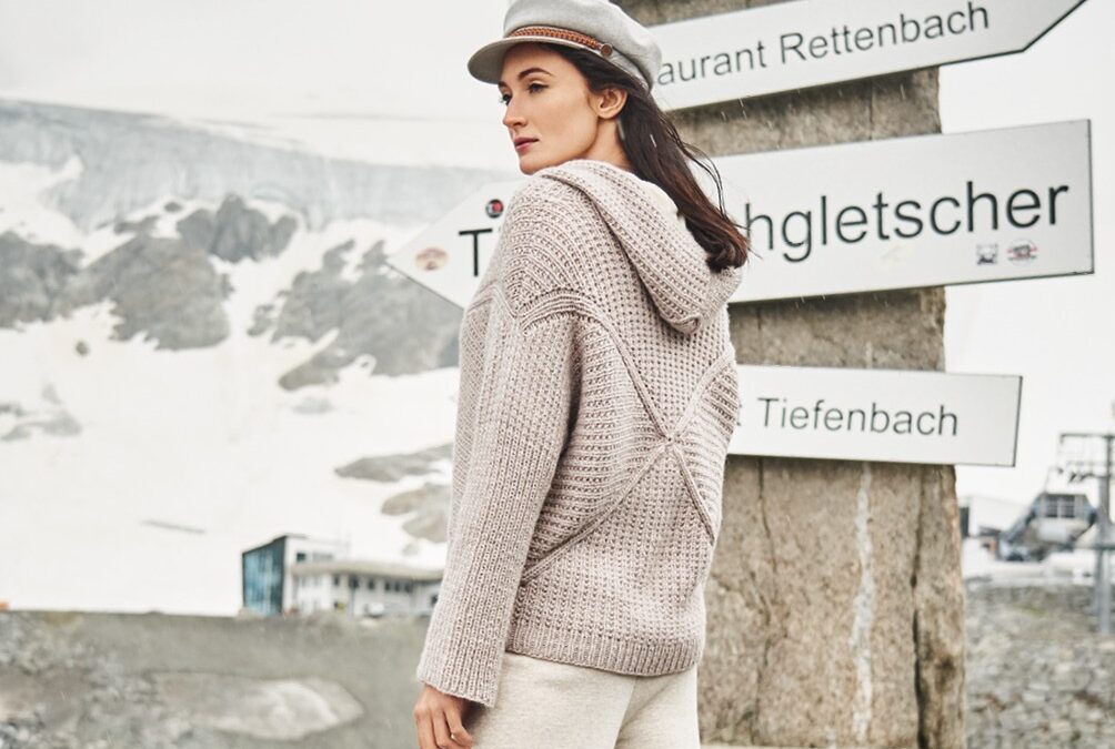 Бежево-розовый диагональный пуловер с капюшоном и структурным узором