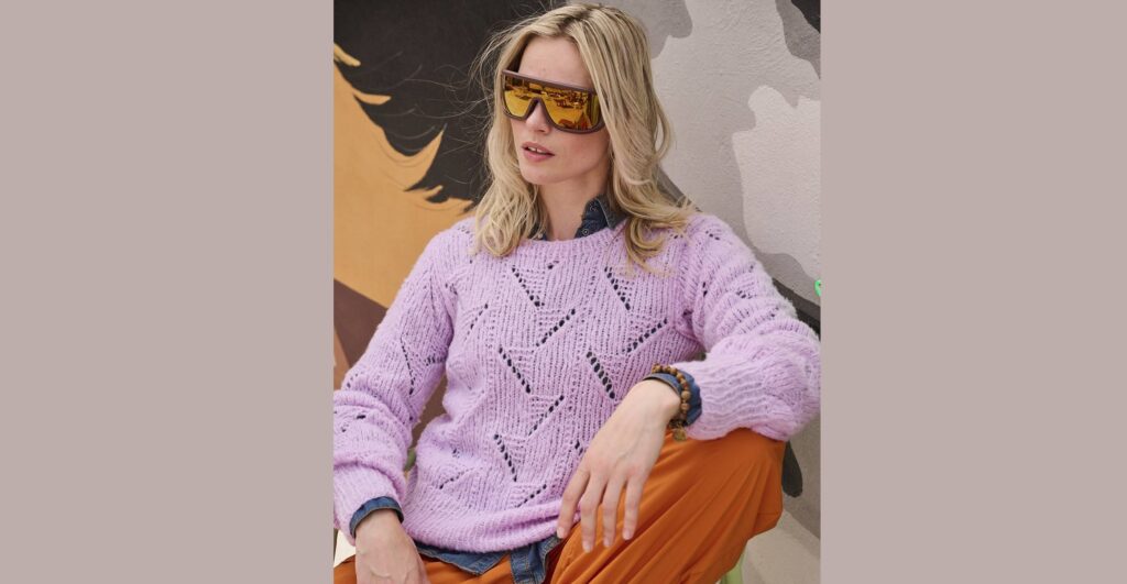 Пуловер с ажурно­-структурным узором