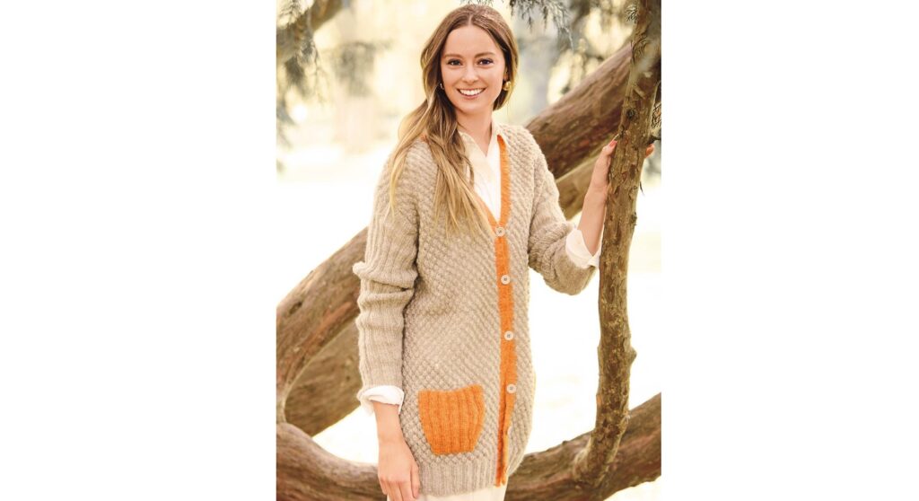 Вязаный кардиган с накладными карманами и узором из «розочек»