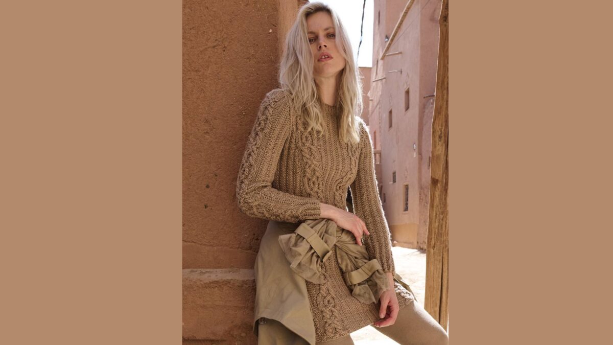 Приталенное вязаное платье в резинку с «косами»