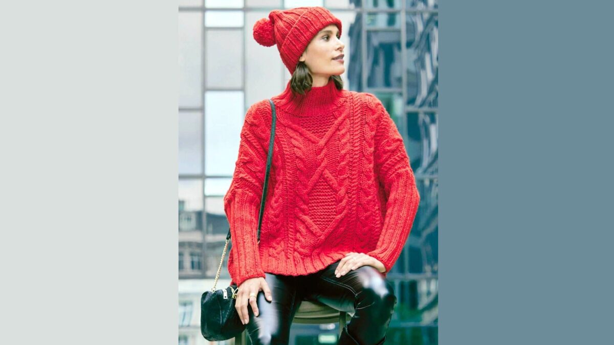 Пуловер с «косами» и шапка с помпоном