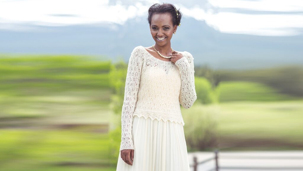 Молочный пуловер «Brambling» с ажурной кокеткой и зубчатой каймой