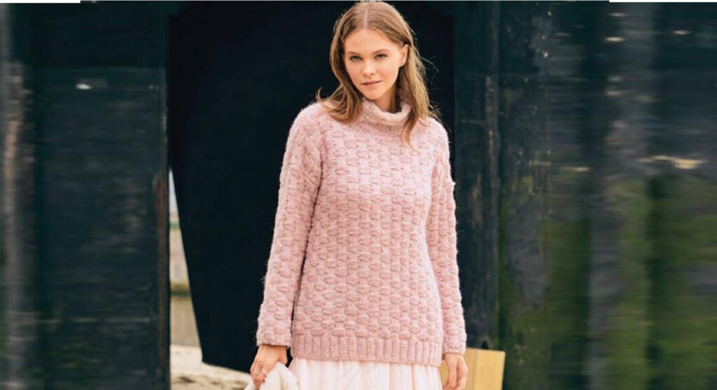 Теплый розовый свитер с плетеным узором