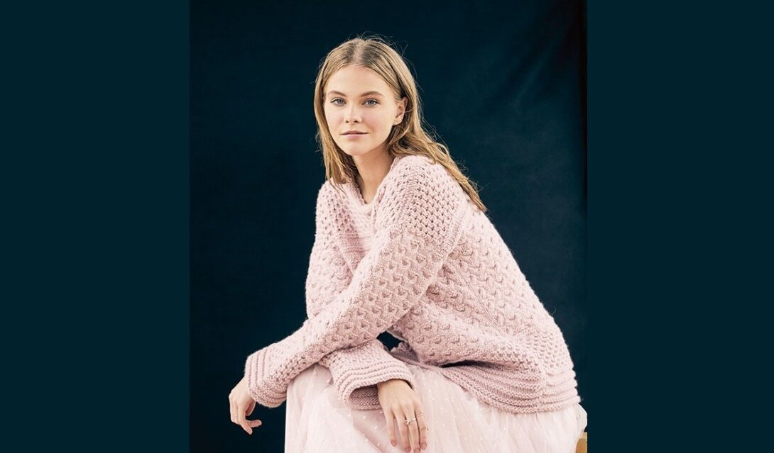 Розовый пуловер с миксом узоров