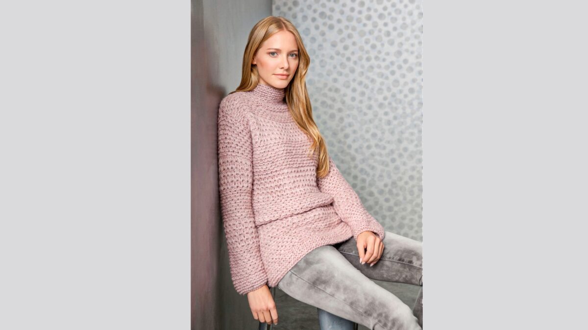 Удлинённый нежно-розовый свитер крупной вязки с миксом структурных узоров