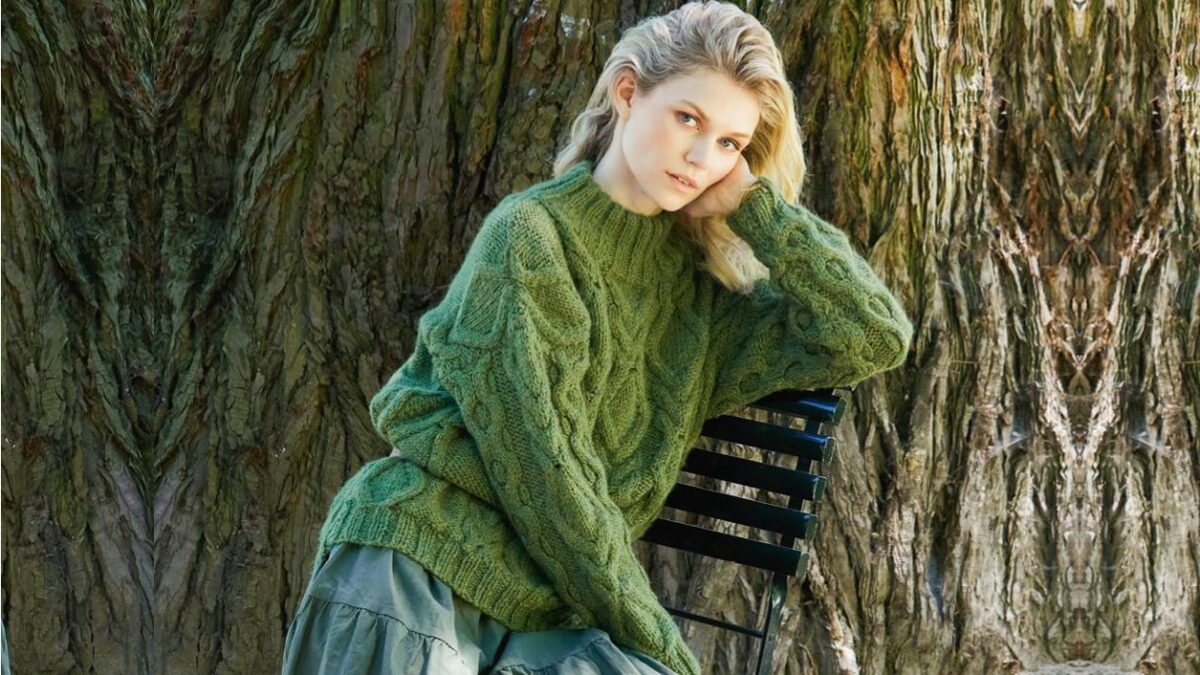 Зеленый шерстяной пуловер с сочетанием узоров из «кос»