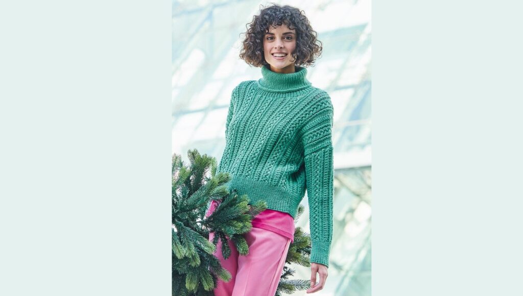 Малахитовый свитер с косами