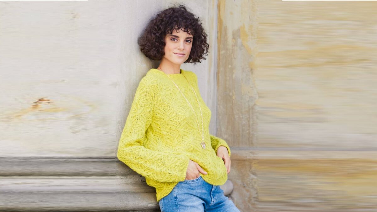 Пуловер с круглой кокеткой и рельефным узором