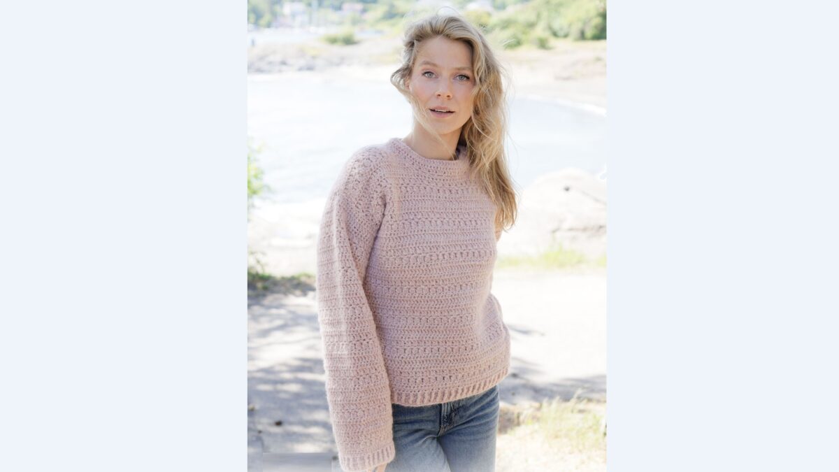 Пуловер с рельефным узором