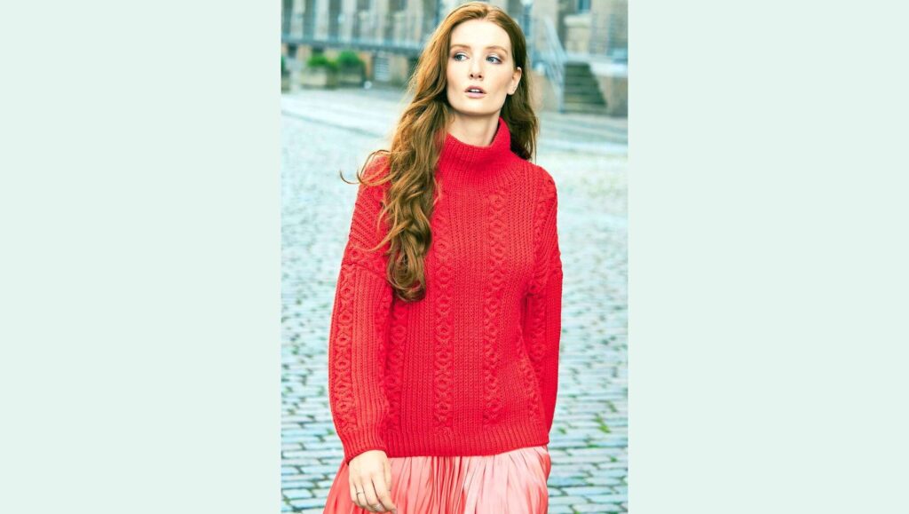 Красный пуловер оверсайз