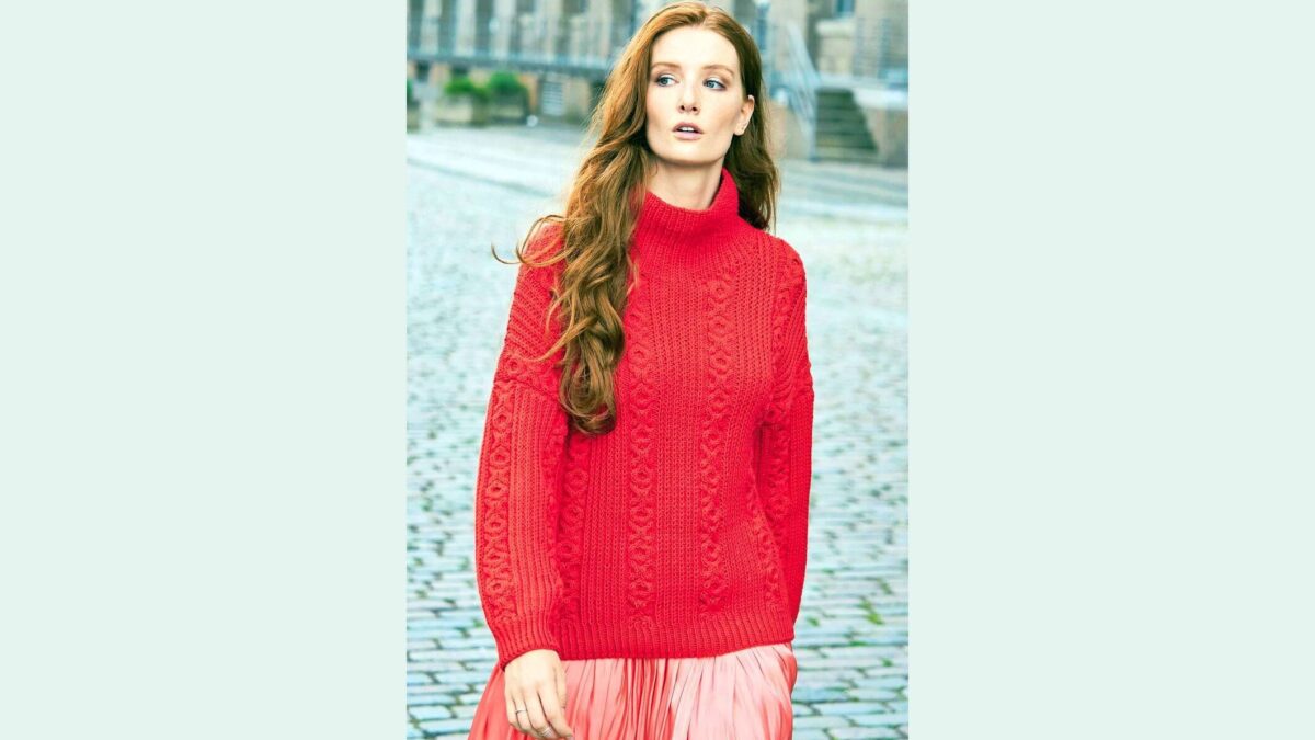 Красный пуловер оверсайз