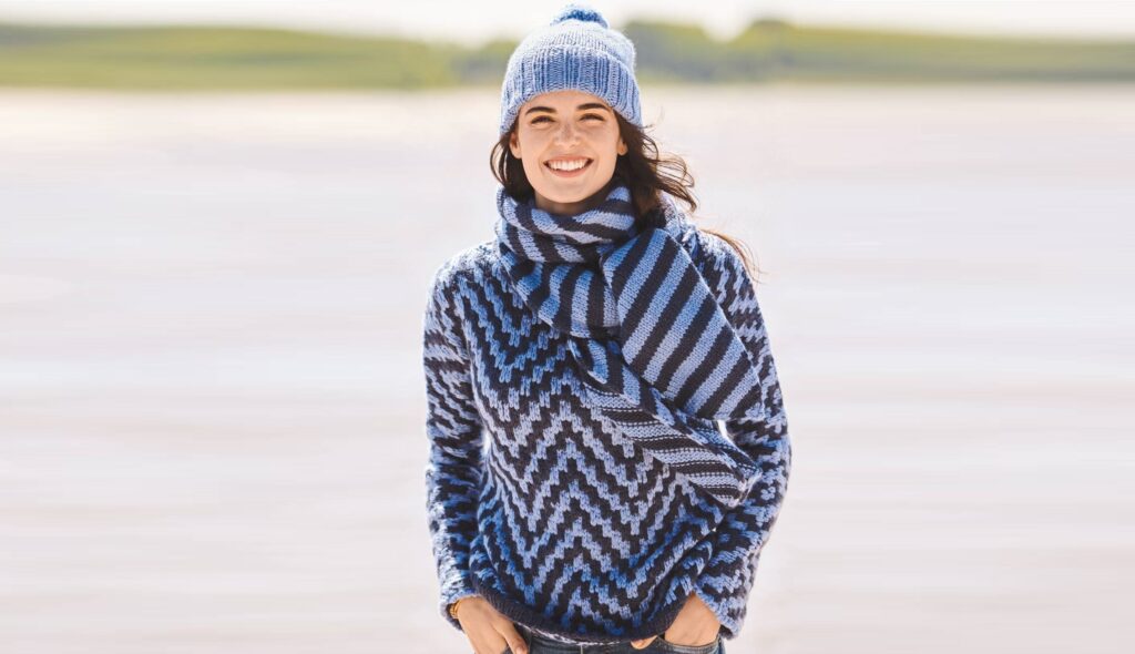 Пуловер с узором из снятых петель, шарф в полоску и шапка с помпоном