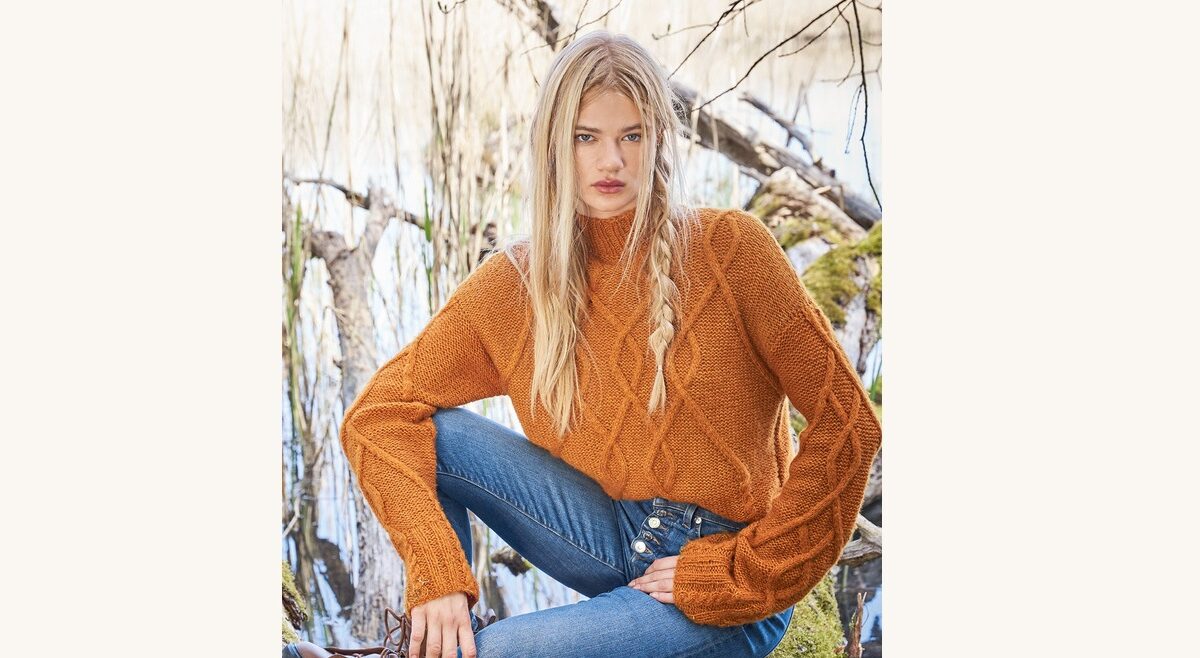 Удлинённый коньячно-оранжевый свитер оверсайз