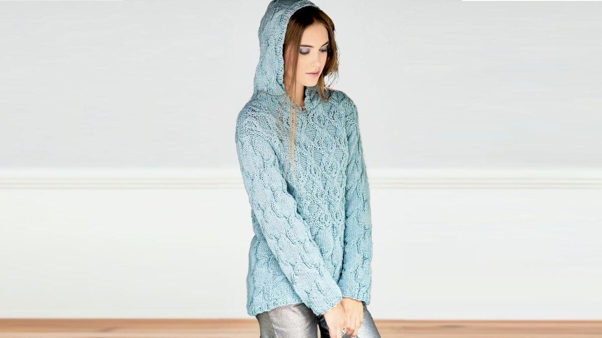Мятный пуловер с капюшоном и узором из кос