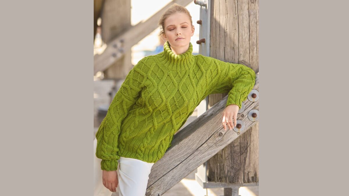 Зеленый  пуловер с арановым узором