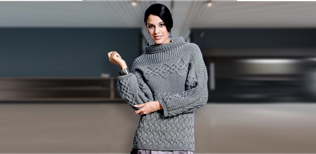 Удлинённый серый свитер 