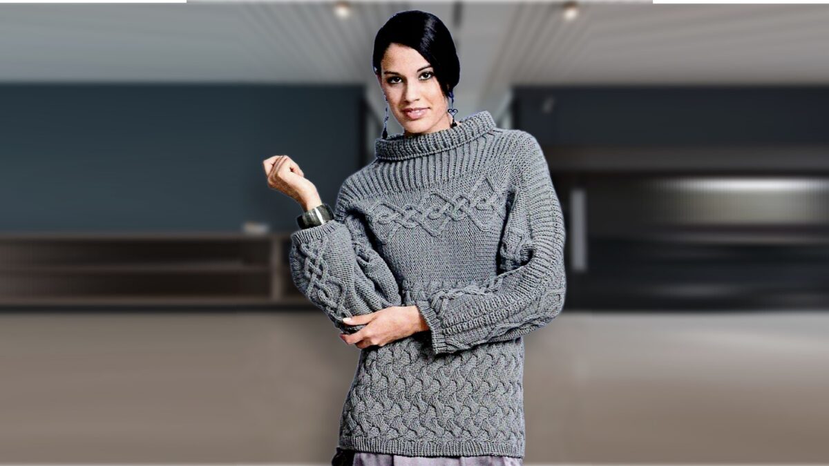 Удлинённый серый свитер 