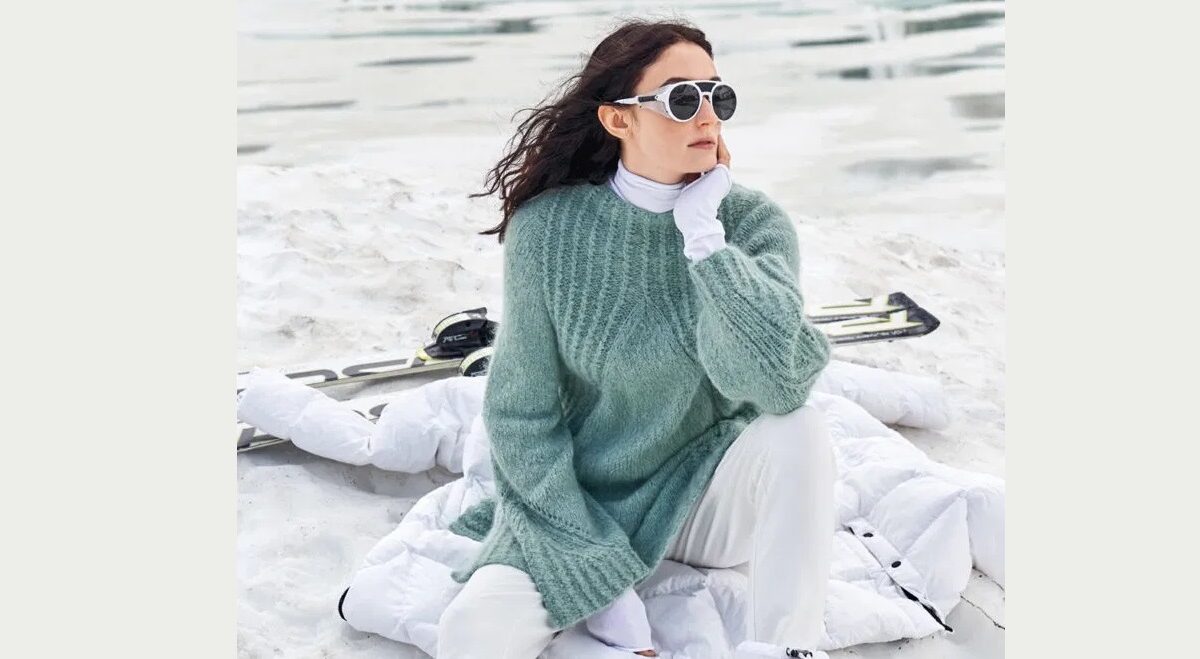 Бесшовный теплый пуловер с кокеткой из ребристого узора