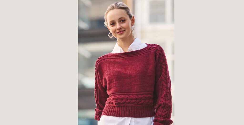 Связанный поперек пуловер с горловиной-лодочкой