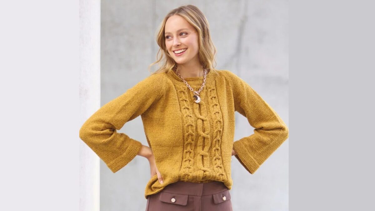 Горчичный пуловер реглан с «косами»