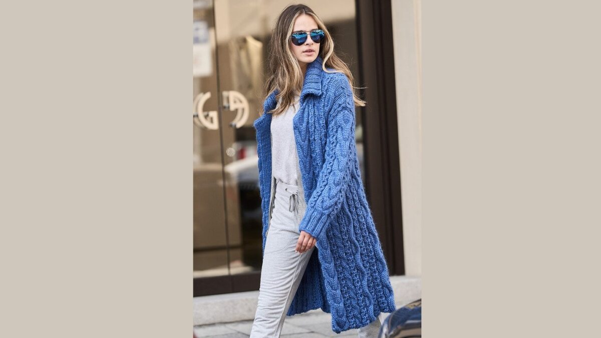 Пальто ярко-синего цвета с косами