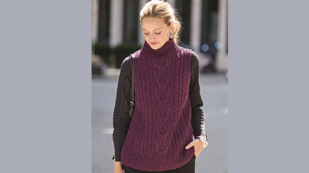 Жилет с воротником-стойкой и арановыми узорами