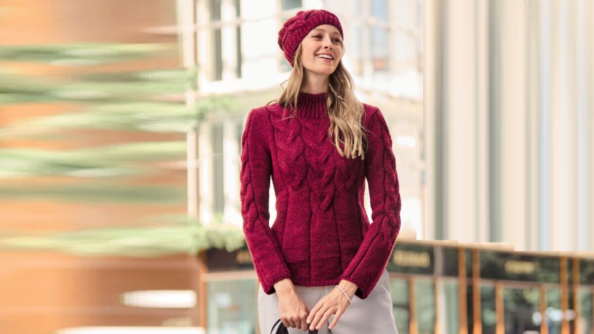 Бордовый пуловер и шапка с «косами»